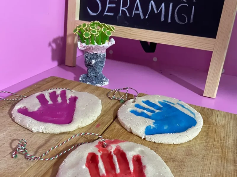Çocukların yaptığı el izi seramik çalışması