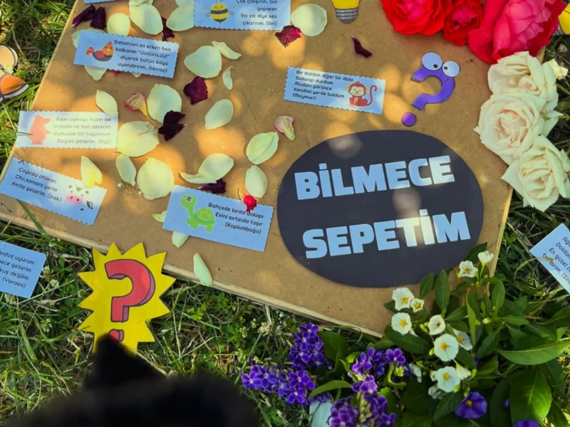 Anaokulu bahçesinde hazırlanan bilmece sepeti etkinliği