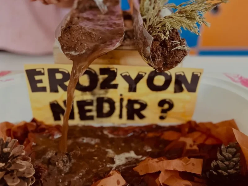 Anaokulunda erozyonu anlatan bilim deneyi düzeneği