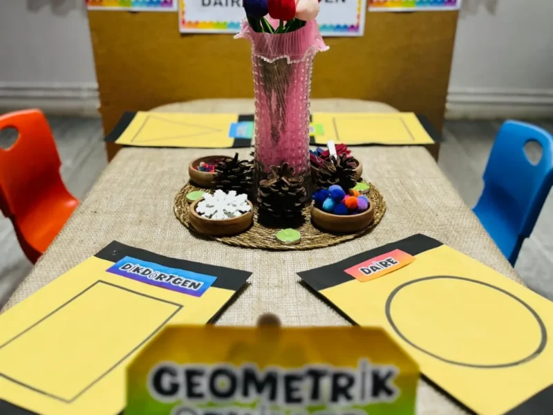 Anaokulu sınıfında geometrik şekiller atölyesi