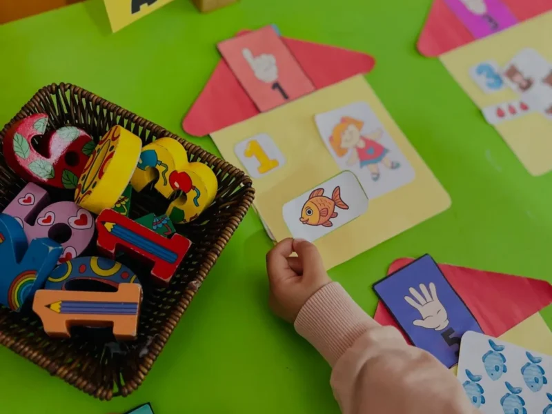 Anaokulu sanat atölyesinde kullanılan materyaller