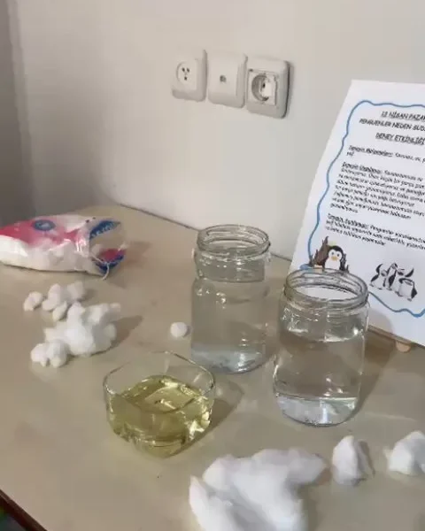 Anaokulunda kavanozlarla yapılan basit su deneyi