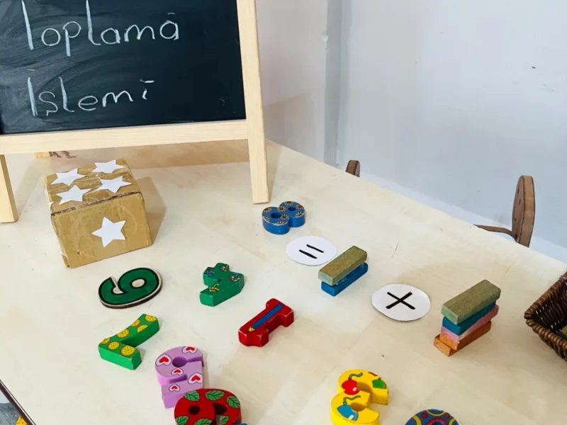Anaokulunda toplama işlemi için hazırlanan matematik materyalleri